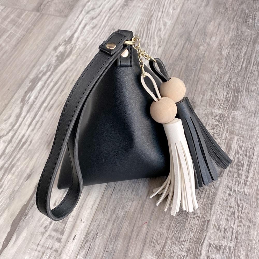 NEW w/ TAGS! 🎁 Boutique Purchase- Wristlet: Triangular Black Bag w/Gold Hardware